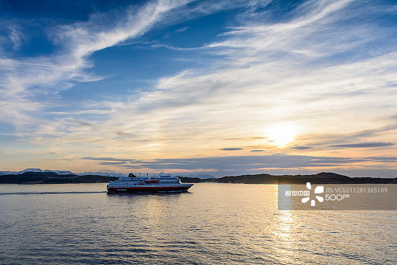 夕阳下的沿海轮船图片素材