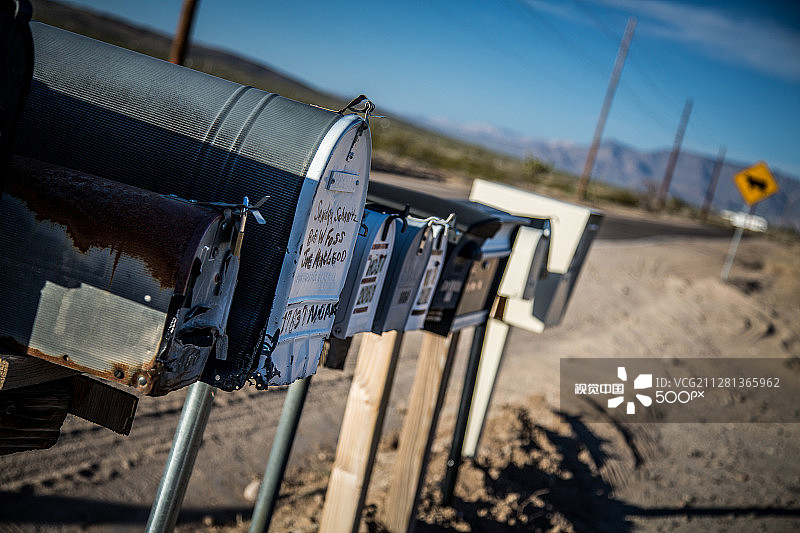 等待邮递员图片素材