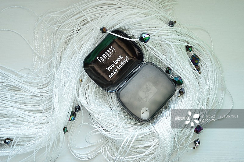 穿着时尚的女性图片素材