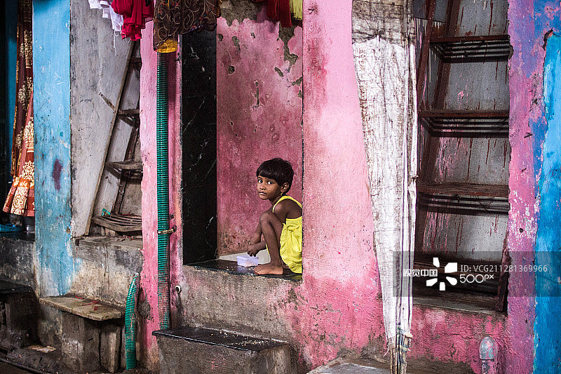 在孟买达拉维的女孩图片素材
