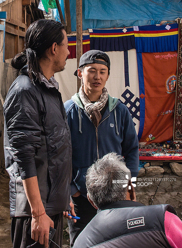 夏尔巴男人聊天图片素材