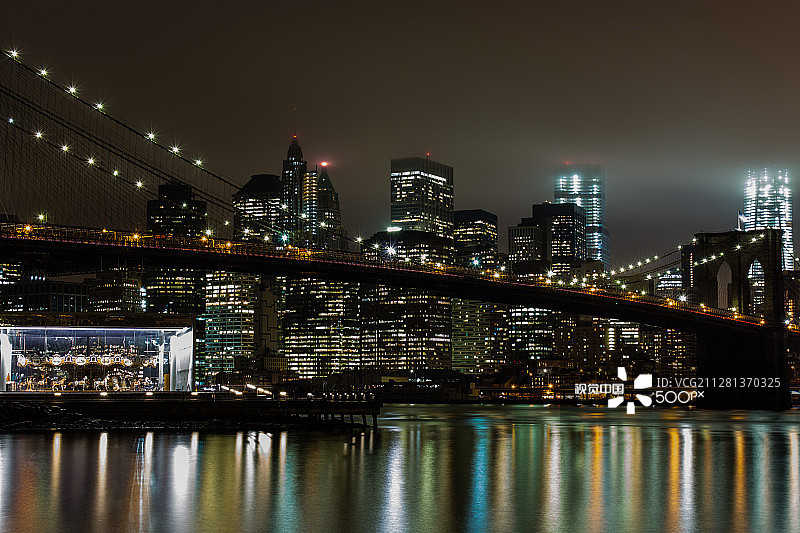 城市之光下的深色布鲁克林大桥图片素材