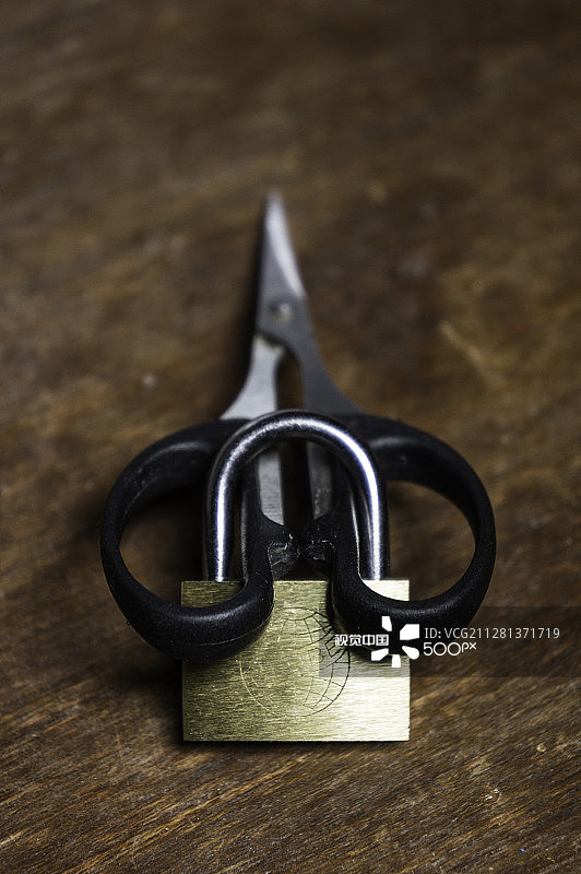 锁住的剪刀图片素材
