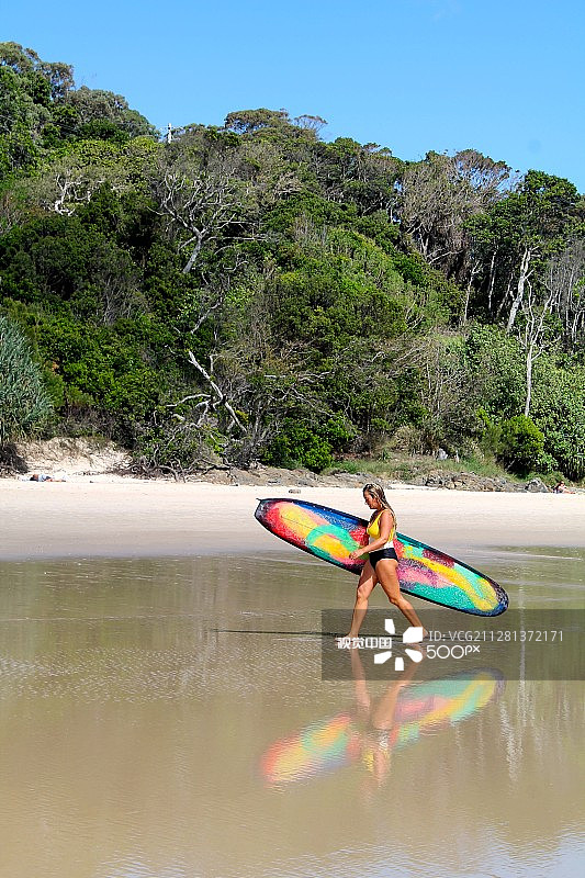澳大利亚拜伦湾的冲浪女孩图片素材