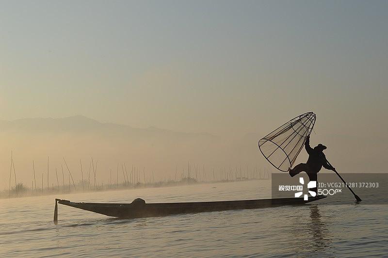 因莱湖上的渔民图片素材