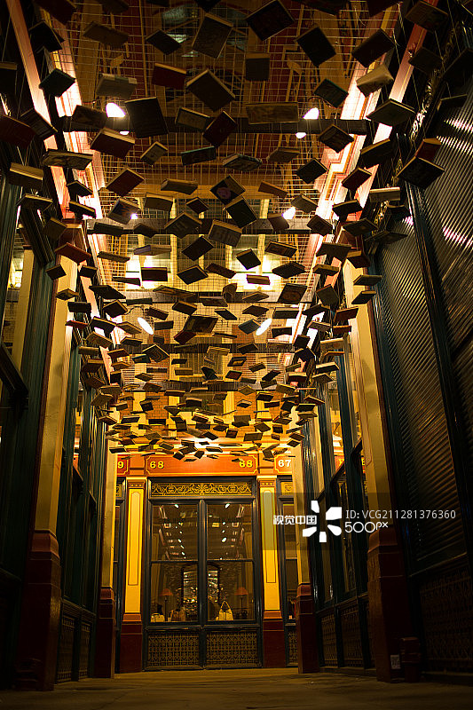 悬挂的书籍图片素材