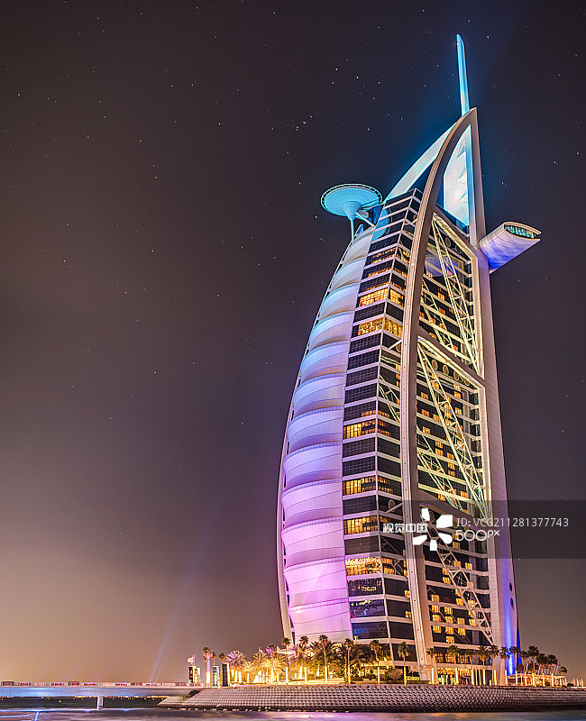 星空下的阿拉伯塔图片素材