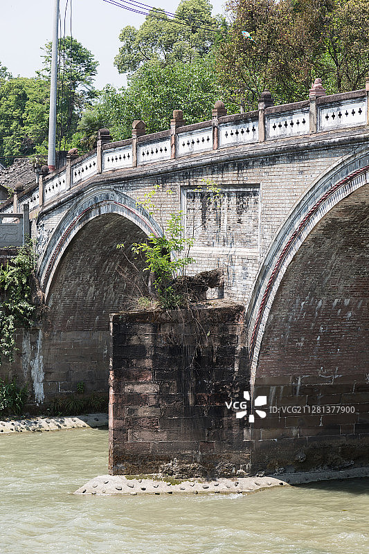 成都崇州市旅游景区元通古镇永利桥桥墩装饰特写图片素材