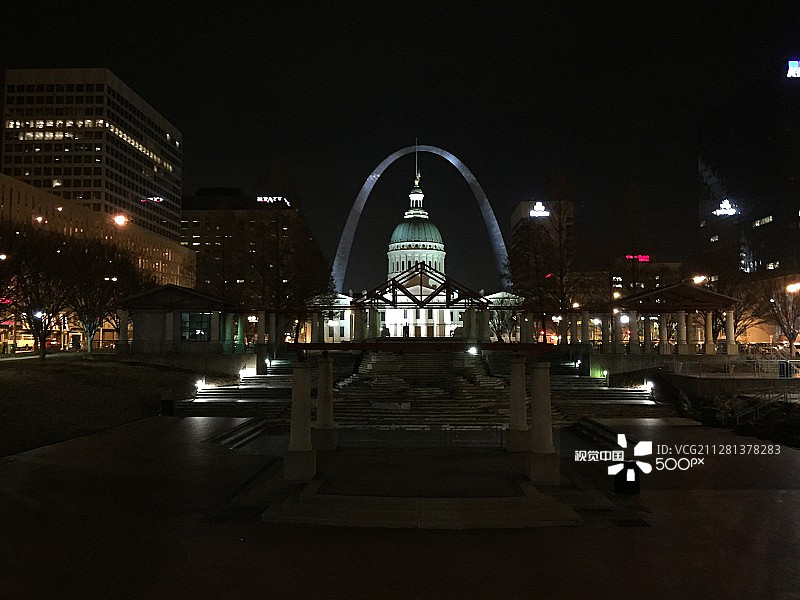 夜幕下的圣路易斯拱门图片素材
