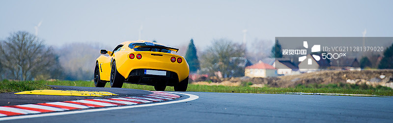 轨道上的黄色火箭图片素材