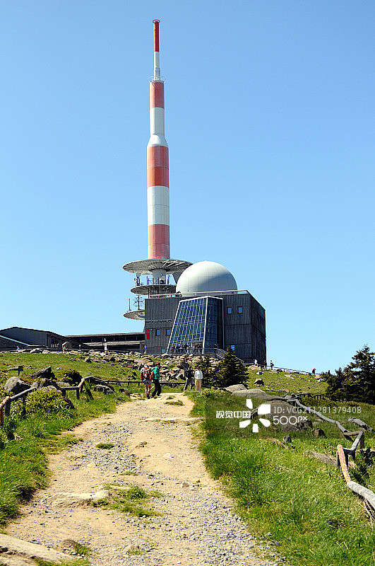 人们参观哈尔茨国家公园的布罗肯山（德国）图片素材