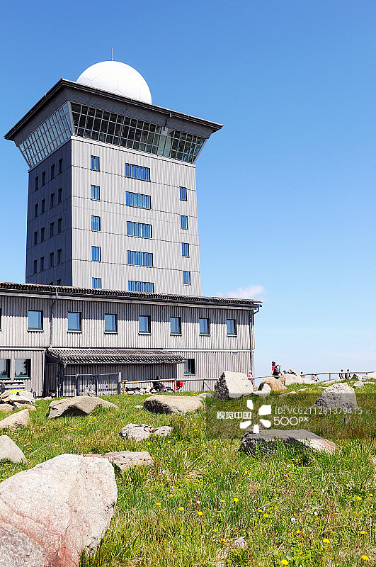 人们参观哈尔茨国家公园的布罗肯山（德国）图片素材