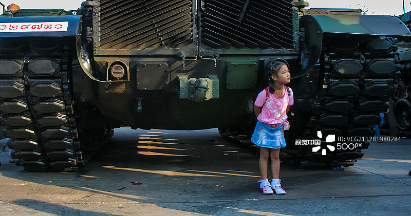 站在火车旁的女孩图片素材