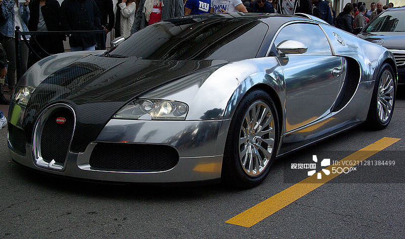 法国戛纳的布加迪威龙图片素材