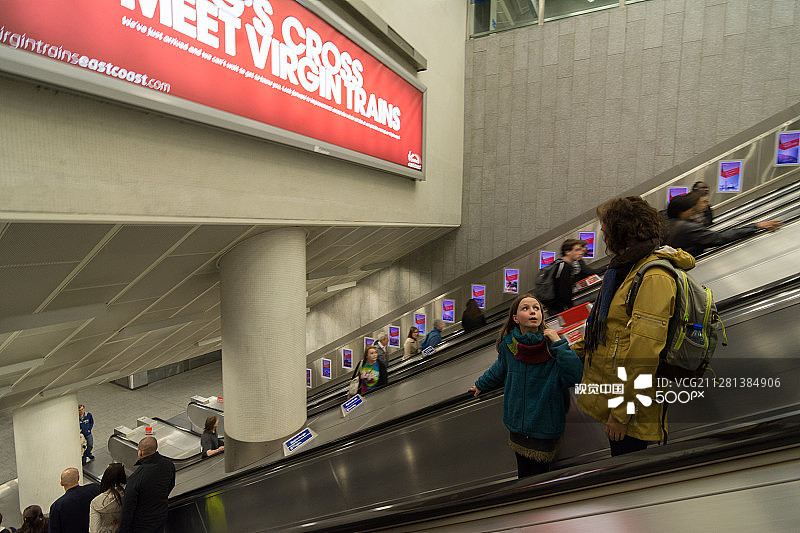 自动扶梯上的女孩图片素材