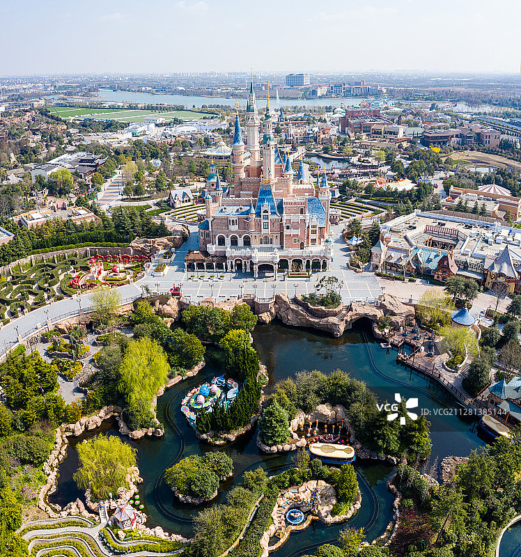从空中俯瞰无人的上海迪士尼乐园图片素材
