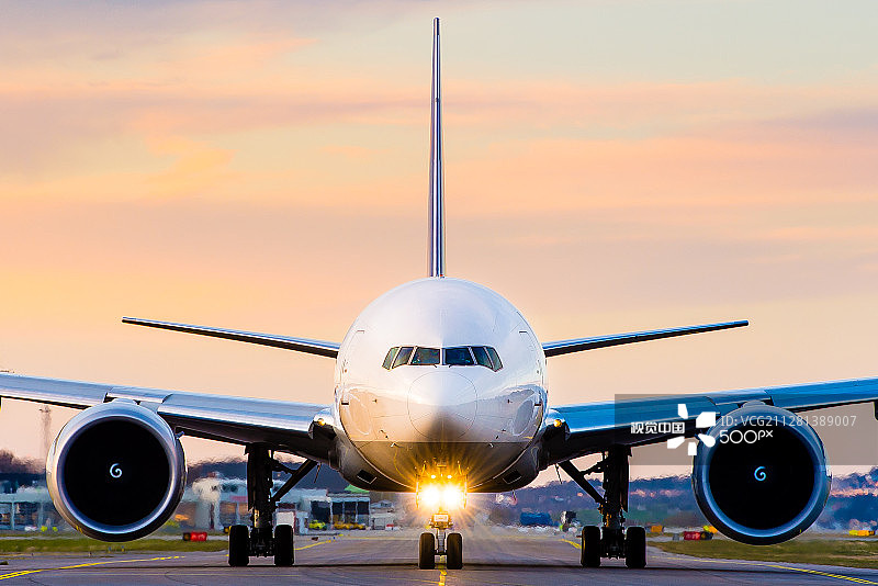 滑行准备起飞图片素材