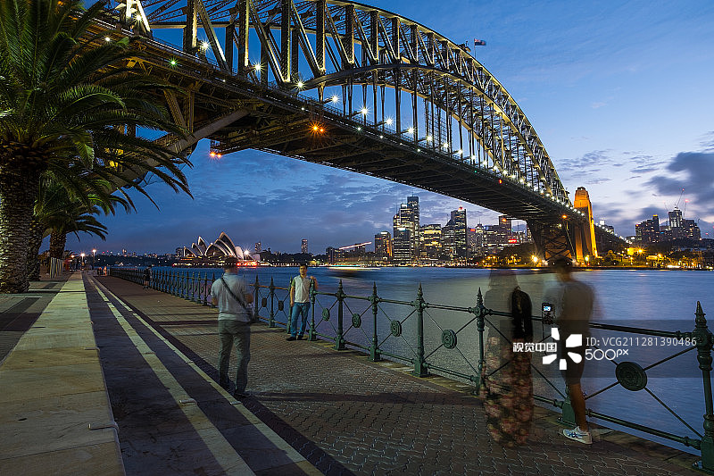 人们在黄昏时拍摄悉尼海港大桥图片素材