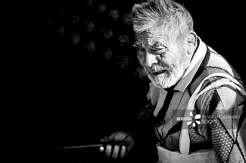 乔卢拉无家可归的老人图片素材