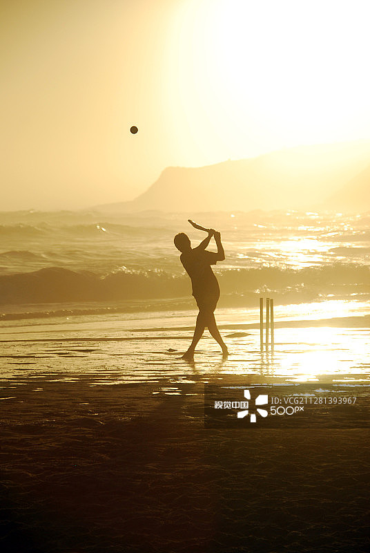 海滩上的日落板球图片素材