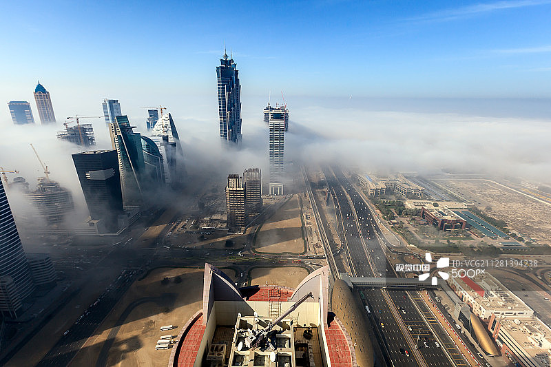 商务海湾被浓雾覆盖的建筑物图片素材