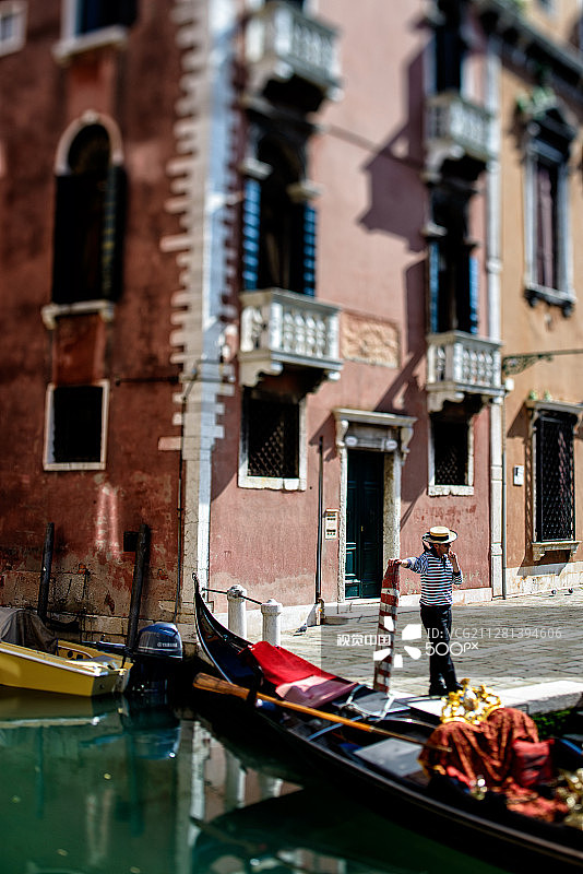 威尼斯贡多拉船夫图片素材
