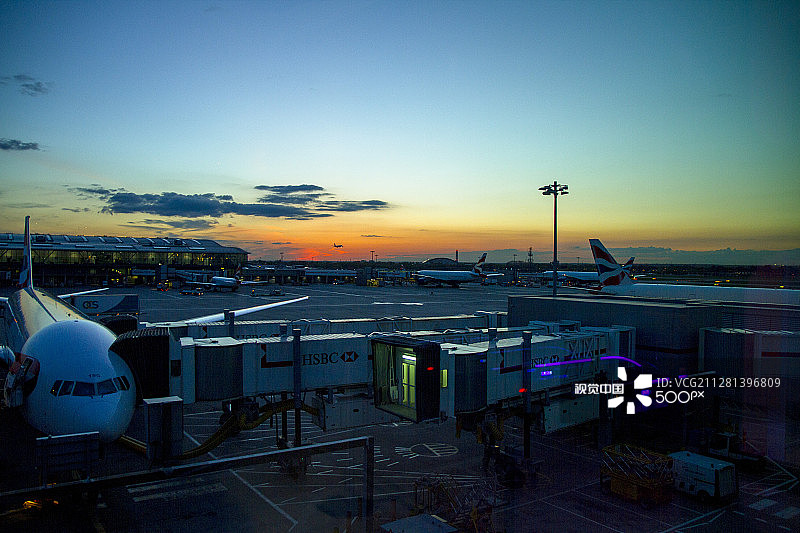 希思罗机场日落降落图片素材