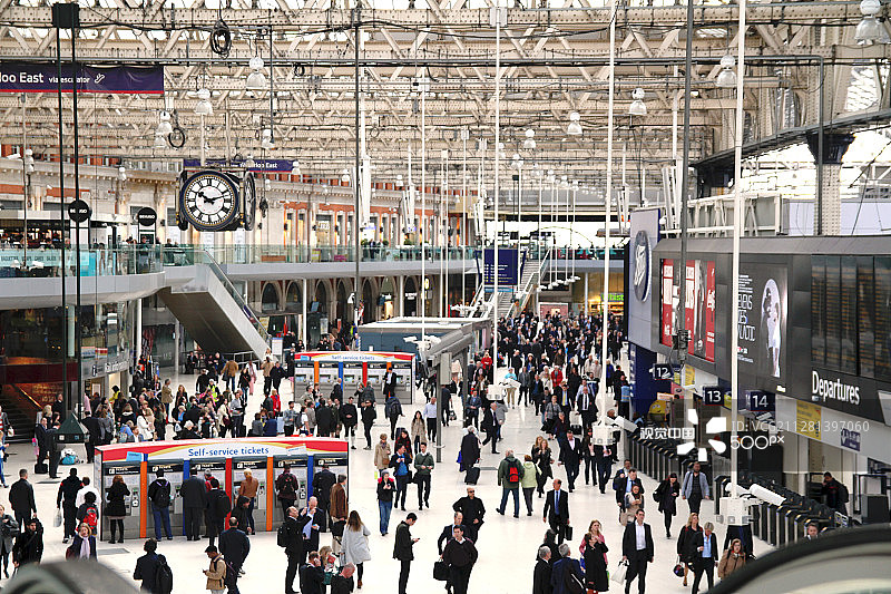 滑铁卢火车站的早高峰图片素材