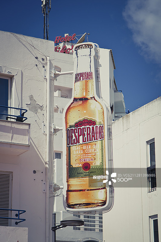 一个巨大的亡命之徒啤酒瓶标志图片素材