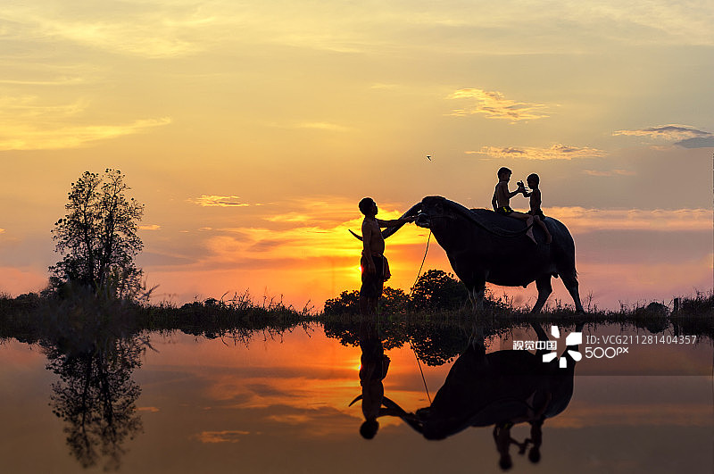 玛哈沙拉堪府日落时分的拖船图片素材