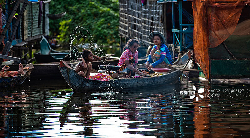 柬埔寨洞里萨湖上的生活图片素材