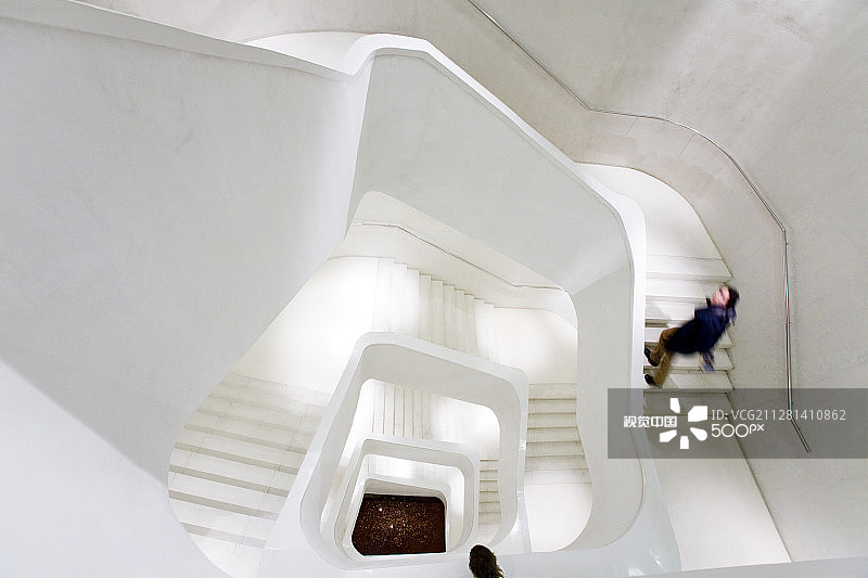 马德里CaixaForum的白色混凝土主楼梯，赫尔佐格和德梅隆作品，西班牙图片素材