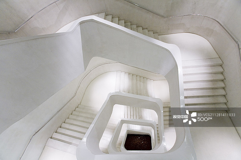 马德里CaixaForum的白色混凝土主楼梯，赫尔佐格和德梅隆作品，西班牙图片素材