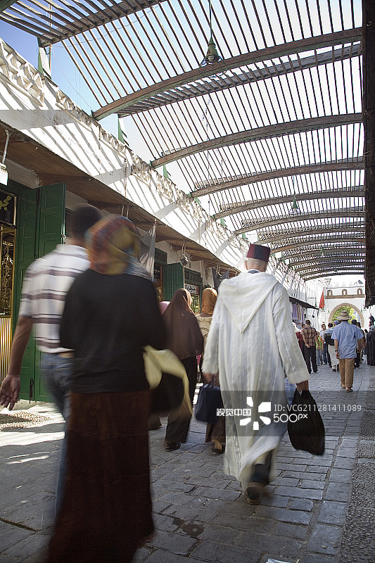 摩洛哥得土安麦地那的凉棚遮蔽的露天市场图片素材