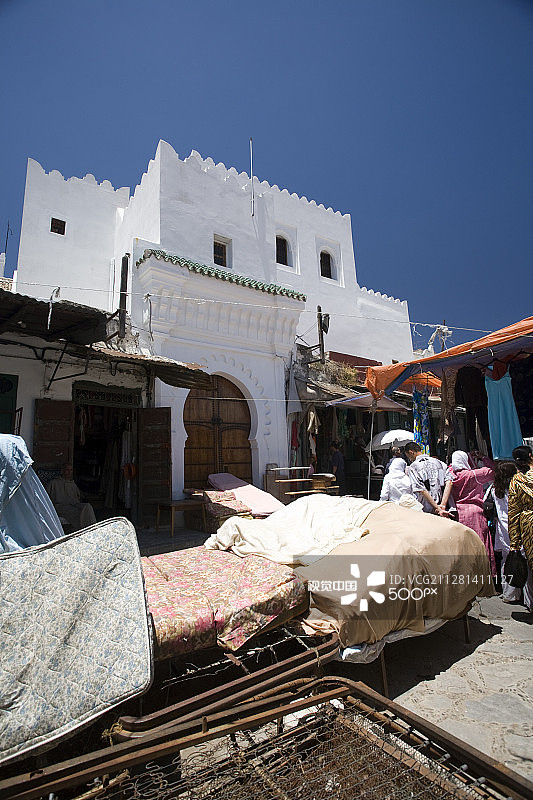 摩洛哥得土安的露天市场中的床垫商店图片素材