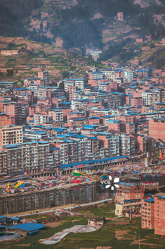 山区小镇过年的场景气息图片素材