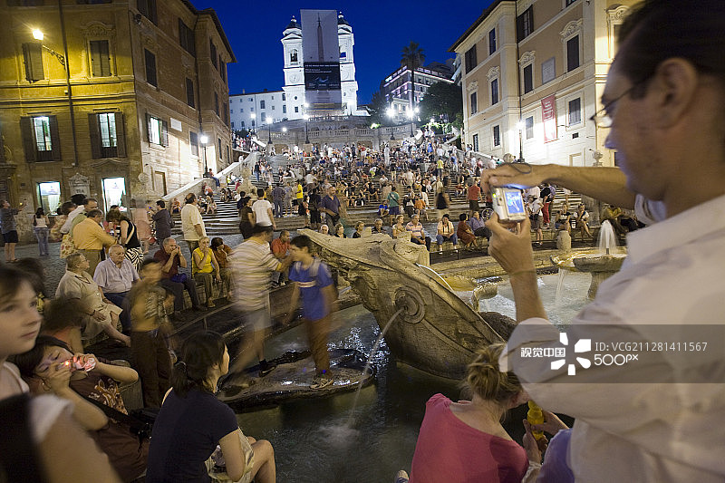 游客在罗马西班牙阶梯拍照图片素材
