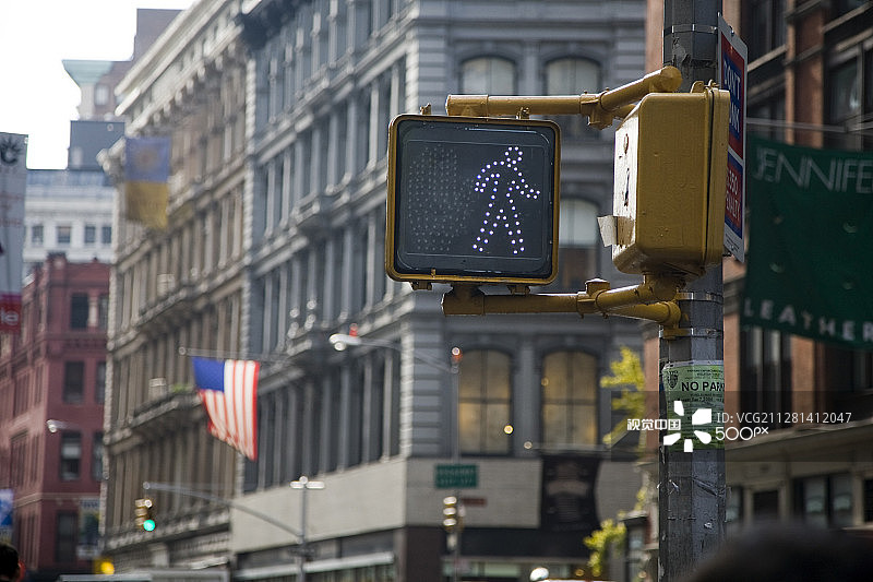 纽约百老汇人行横道信号灯图片素材
