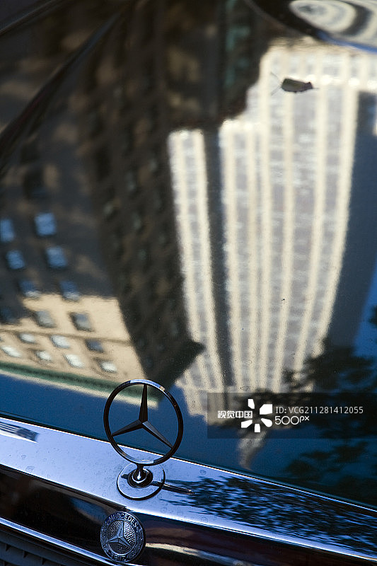 纽约市，倒映在梅赛德斯奔驰汽车上的帝国大厦图片素材