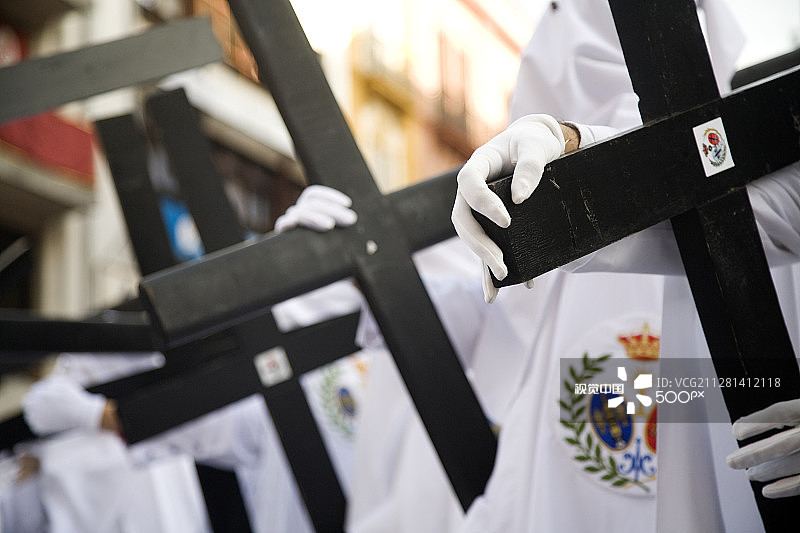 西班牙塞维利亚，背负木制十字架的忏悔者图片素材