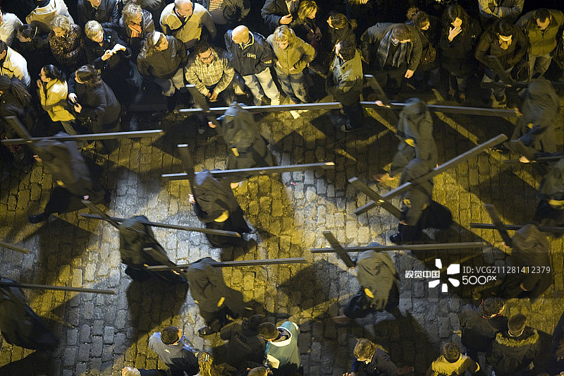 西班牙塞维利亚：耶稣受难日黎明时分背负木制十字架的忏悔者鸟瞰图图片素材