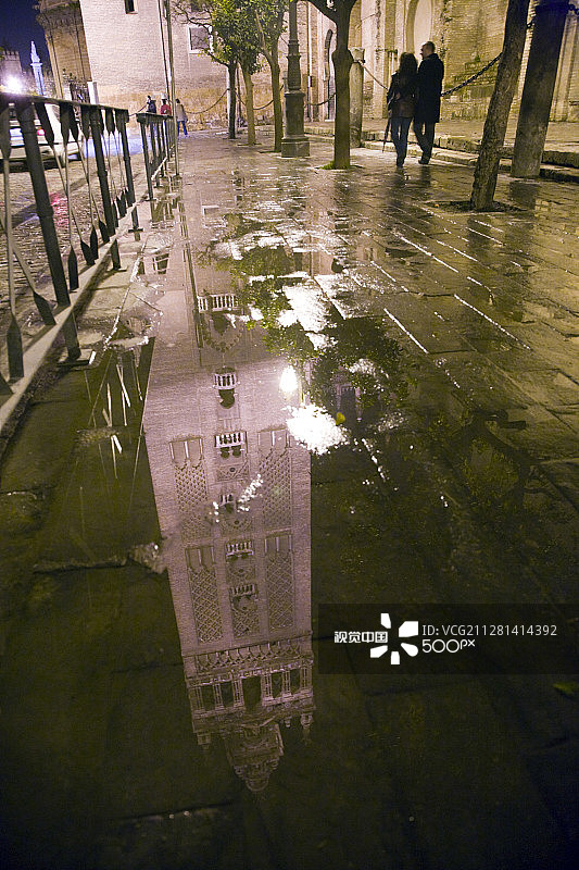 西班牙塞维利亚吉拉尔达塔在雨水坑中的倒影图片素材