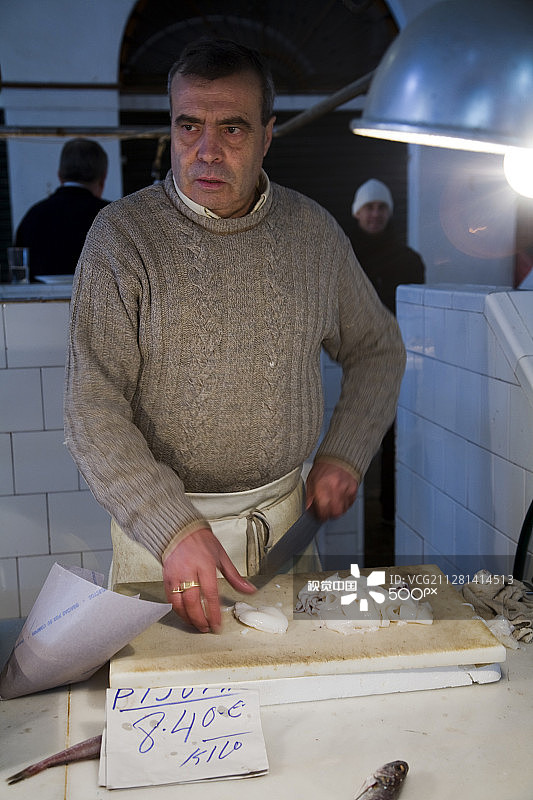 西班牙塞维利亚市场的鱼贩图片素材