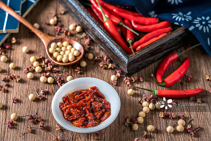 一碟郫县豆瓣酱和辣椒、花椒、大豆图片素材