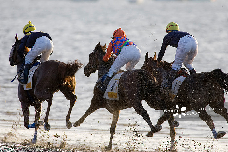 西班牙桑卢卡尔德巴拉梅达海滩赛马图片素材