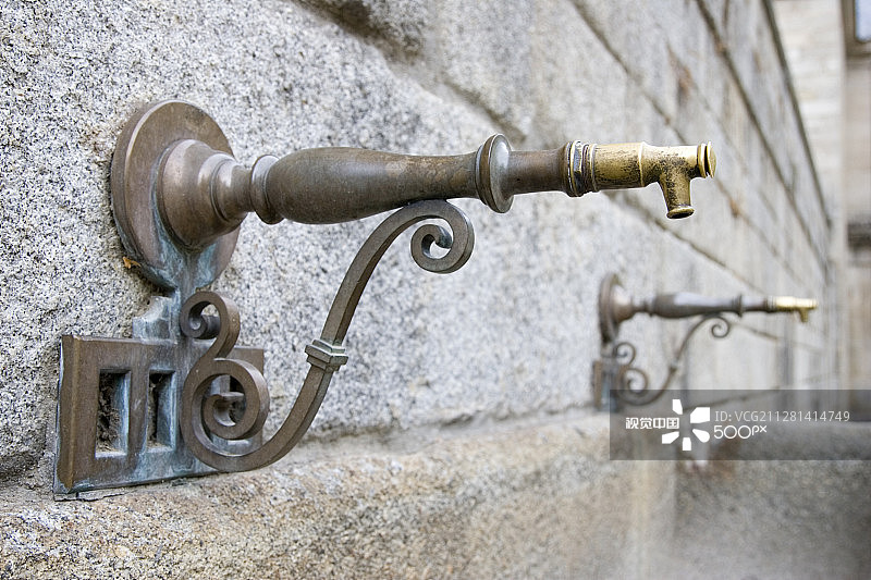 西班牙埃斯科里亚尔的老式饮水器图片素材