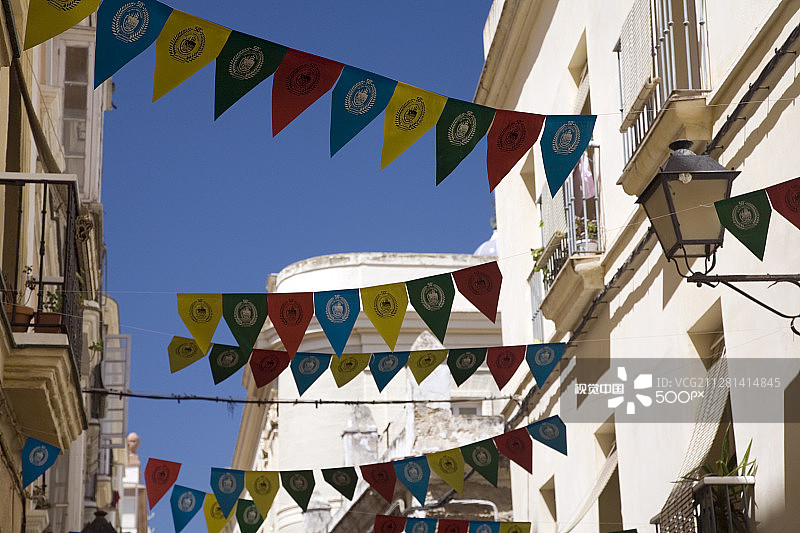 西班牙加的斯挂满旗帜的街道图片素材