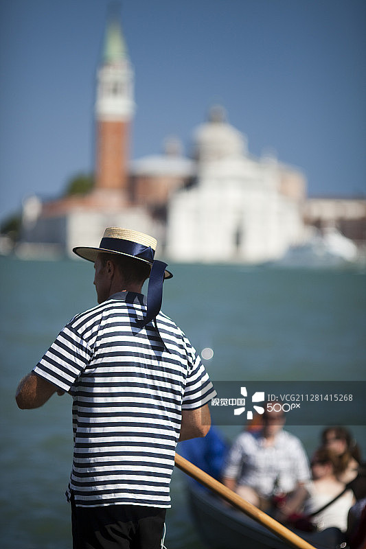 在意大利威尼斯圣乔治马焦雷教堂前工作的贡多拉船夫图片素材