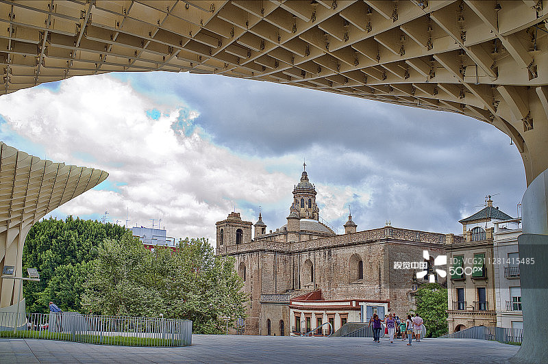 从都市阳伞看到的安unciacion教堂，西班牙塞维利亚图片素材