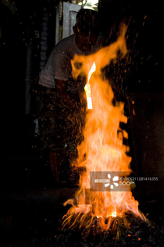 锣的制作者图片素材